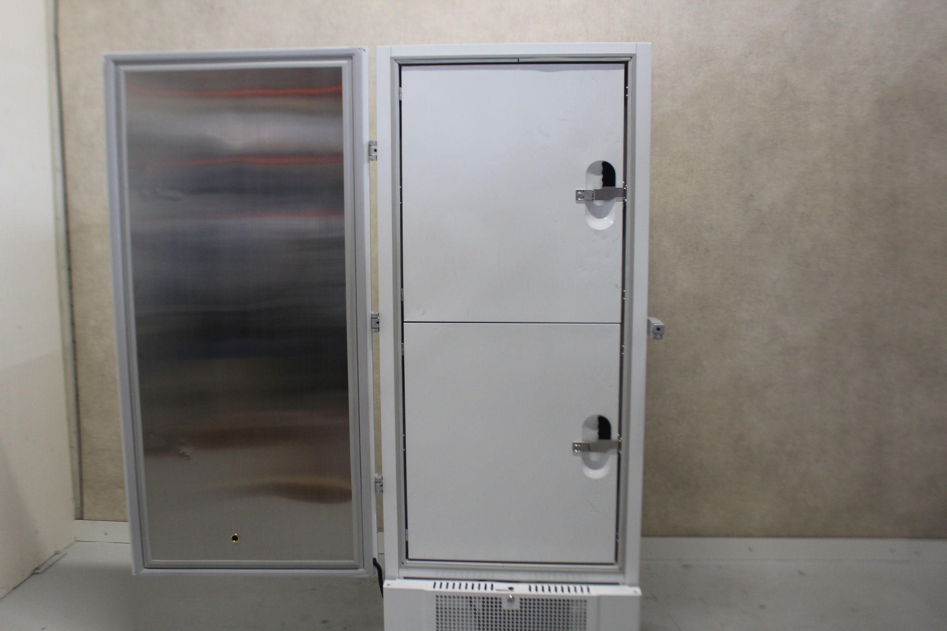 Gram BioUltra UL570LG -80°C Ultra Low Freezer, image 2