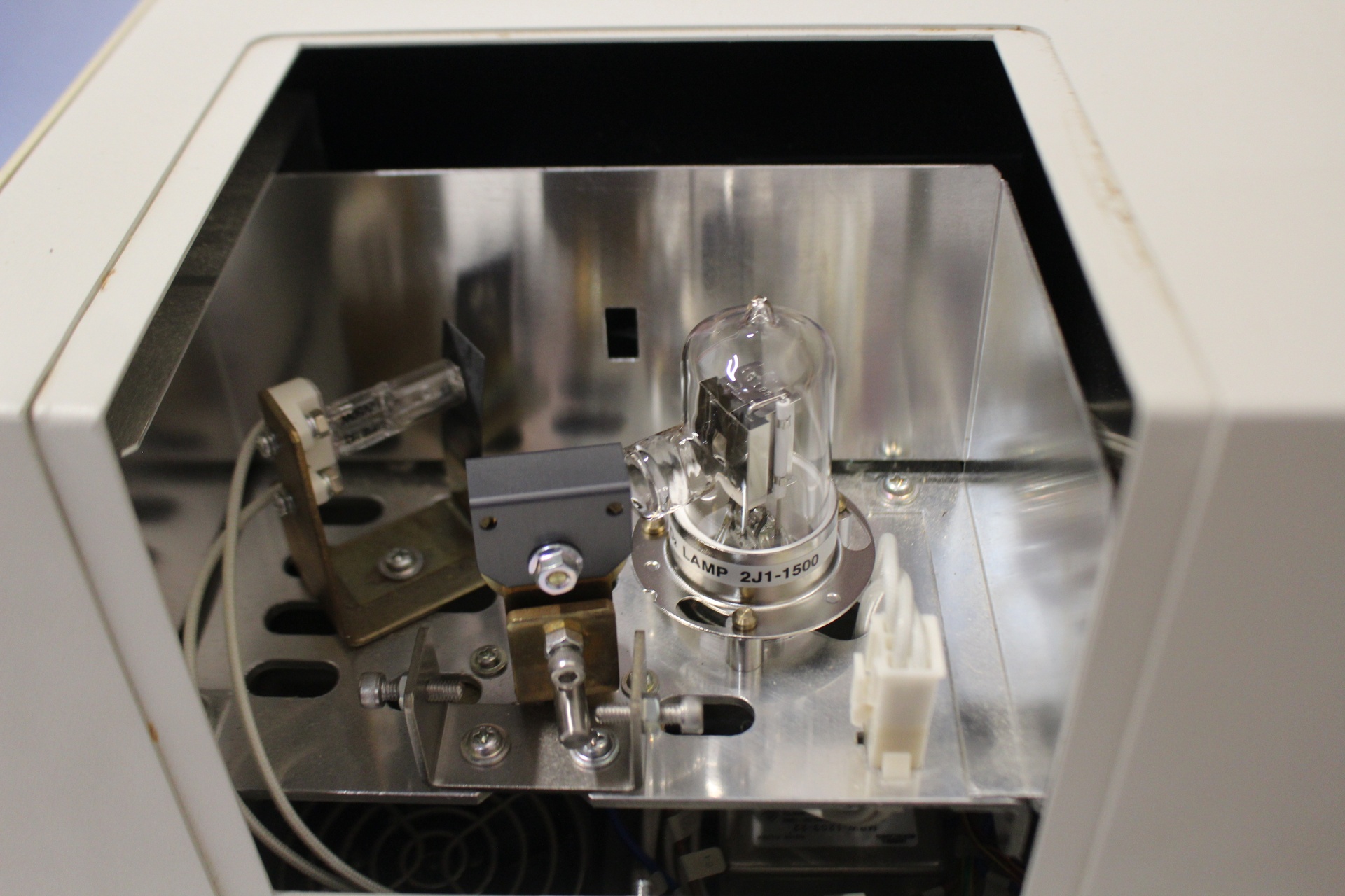 Hitachi High-Tech U-1900 UV-Vis Spectrophotometer, image 3