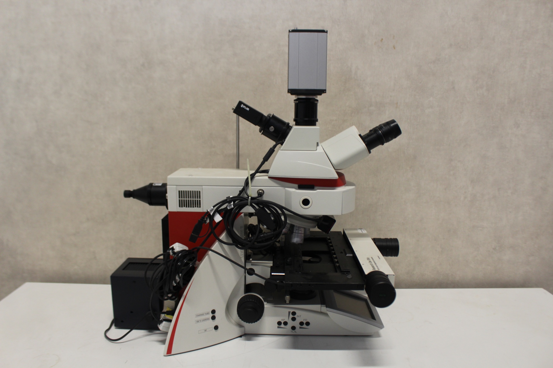 Leica Aperio Versa 8 Automated Trinocular Fluorescence Microscope, image 3