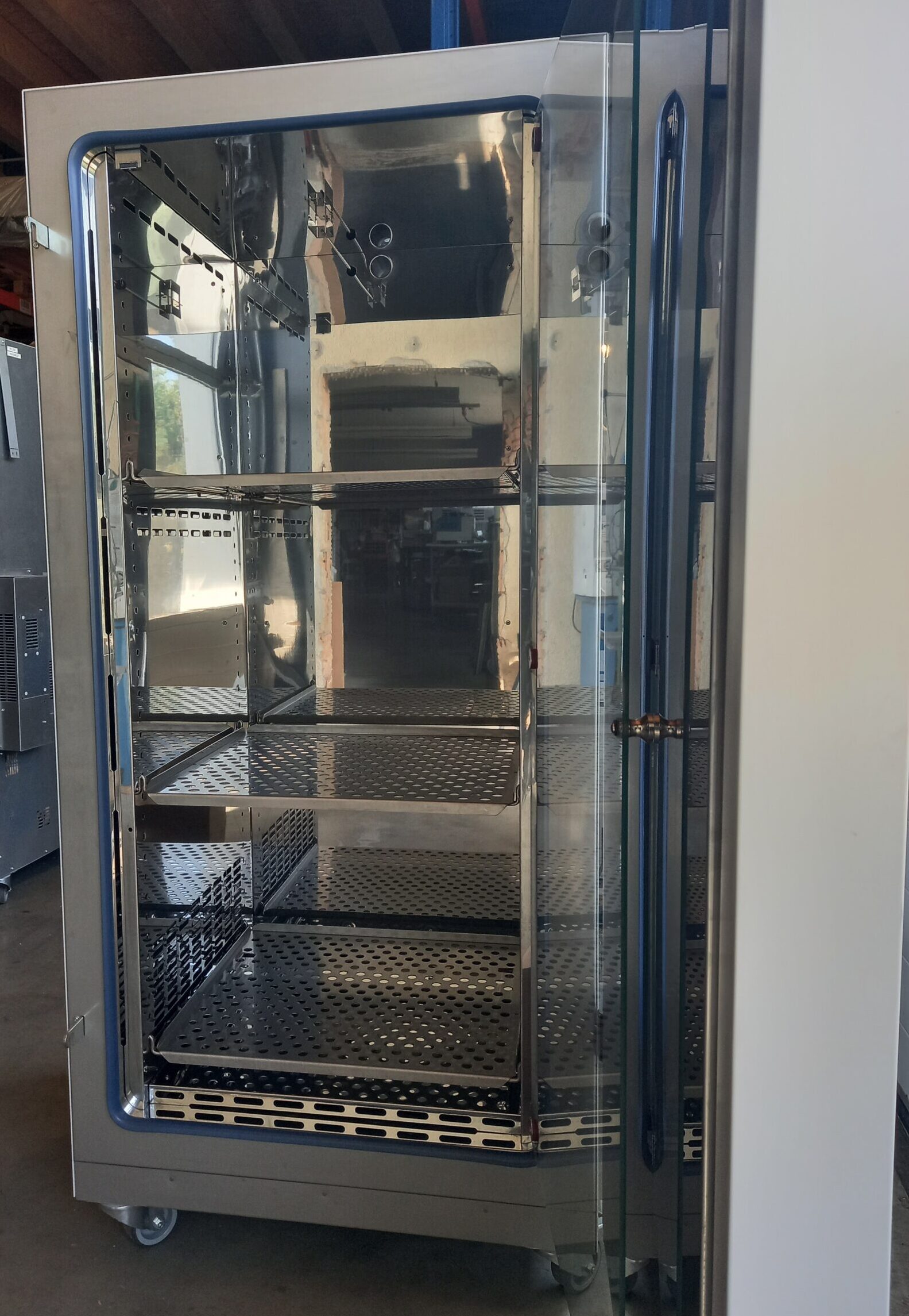 Thermo Scientific Heratherm IGS400 Incubator, image 2