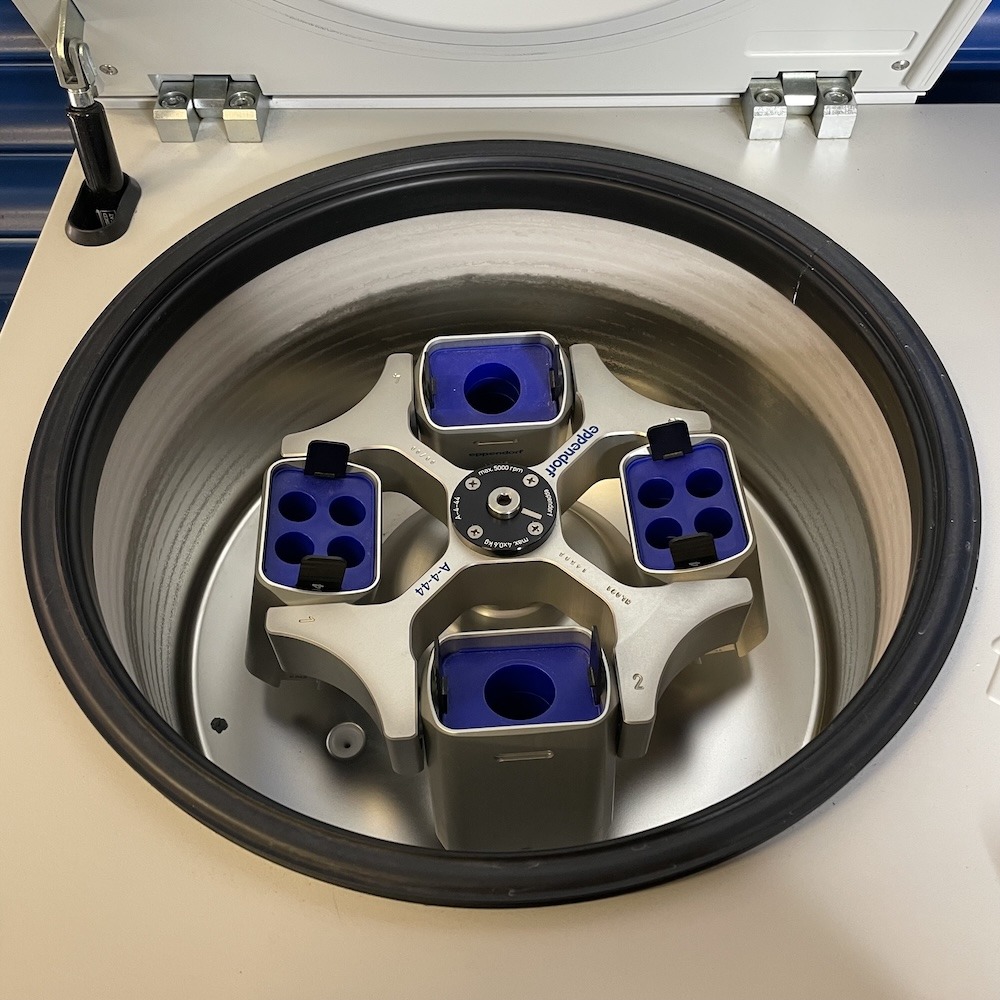 Eppendorf 5804R Refrigerated Centrifuge with 4 x 250ml Swing Out Rotor, image 4