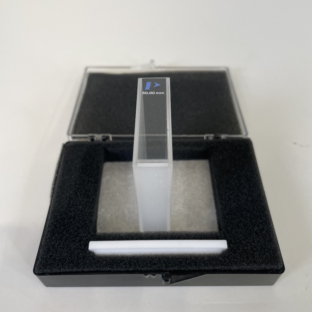 PerkinElmer B0631011 SUPRASIL UV Quartz Macro Cell with PTFE Lid (50 mm), image 2