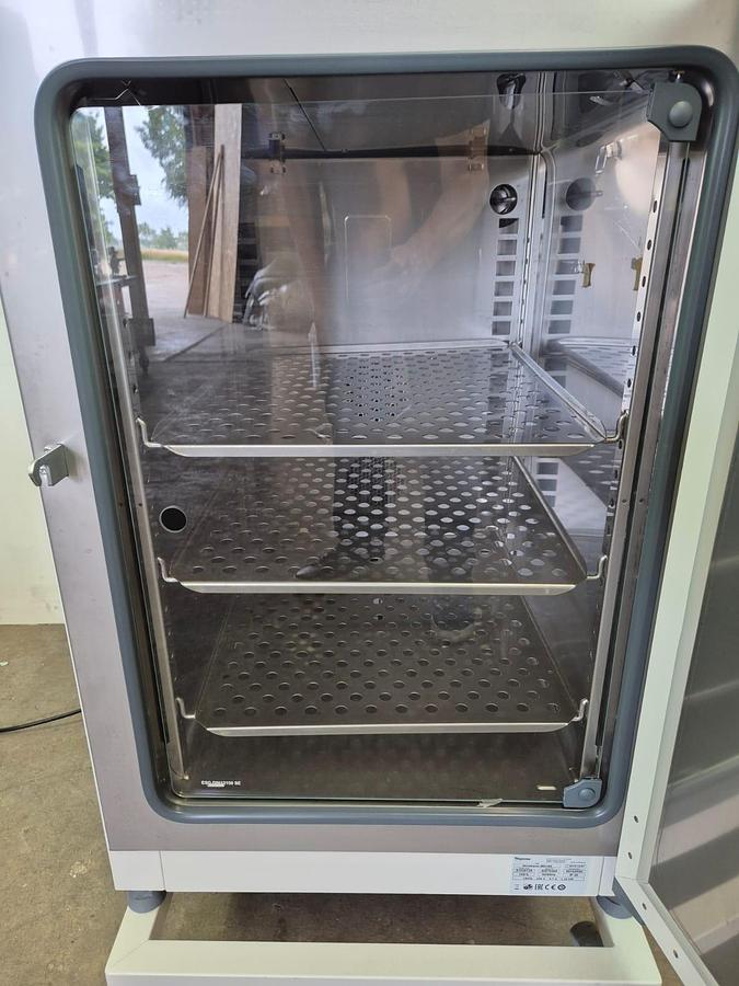 Thermo Scientific Heratherm IMH180 Incubator, image 3