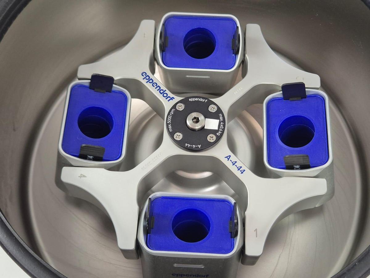 Eppendorf 5804 benchtop centrifuge, image 4