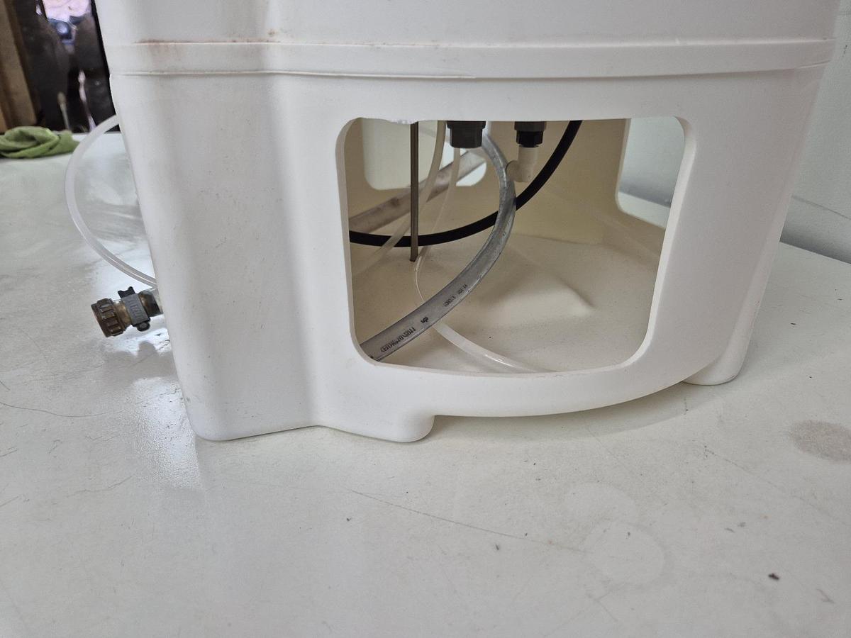 Millipore Sigma RioS Essential 24 Water Purification Tank, image 3