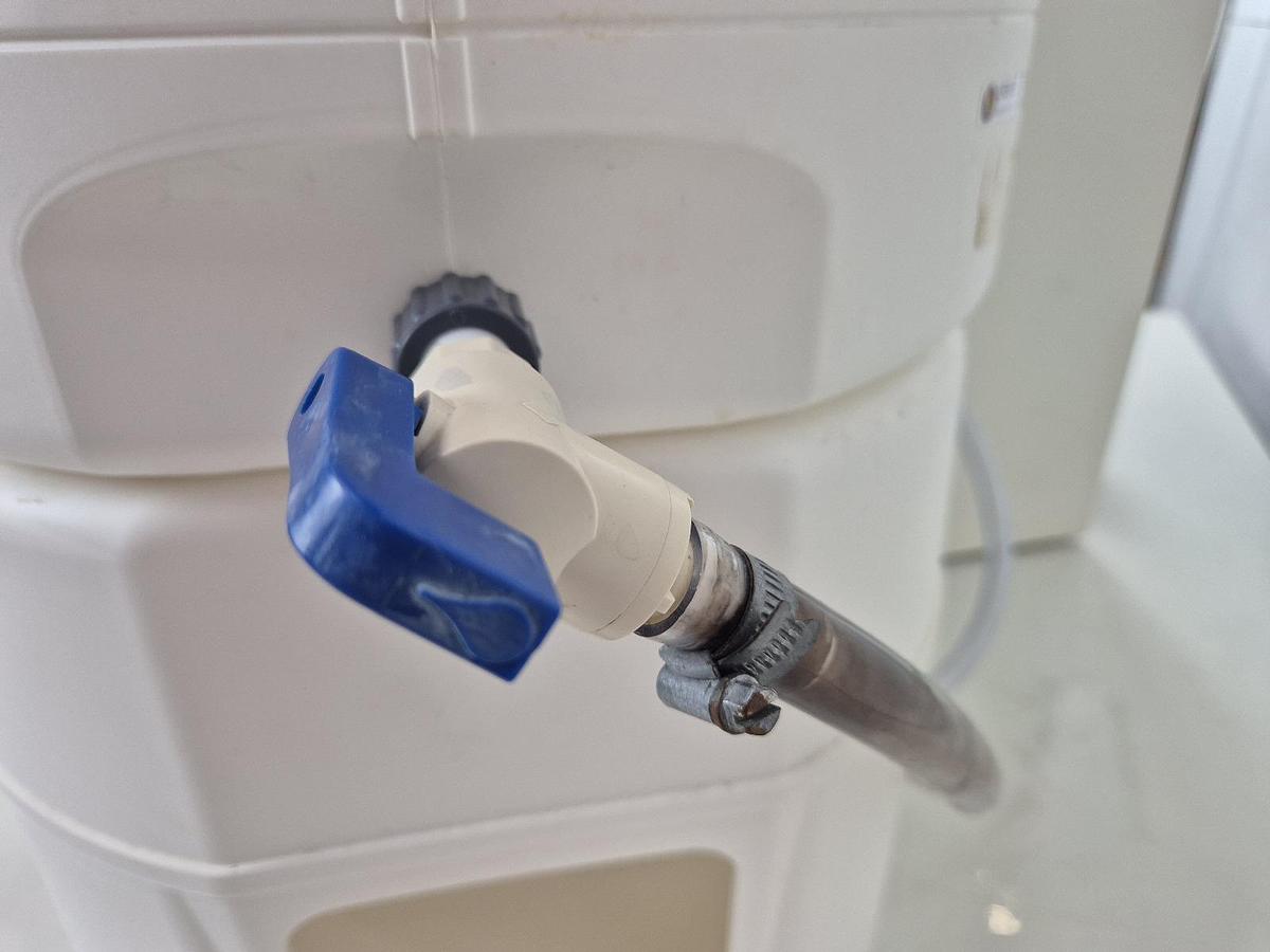 Millipore Sigma RioS Essential 24 Water Purification Tank, image 6