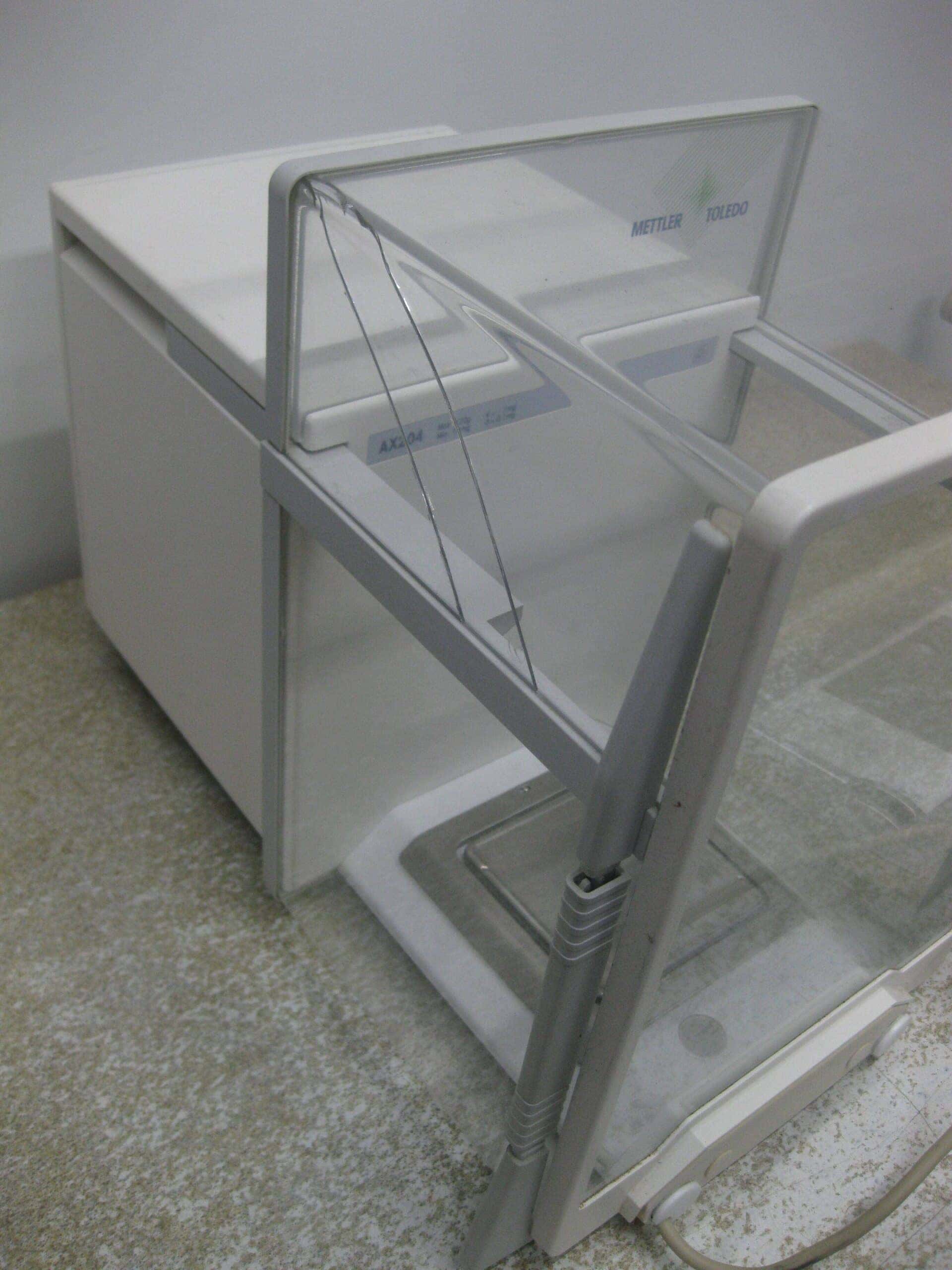 Mettler Toledo AX204 Analytical Balance, image 2