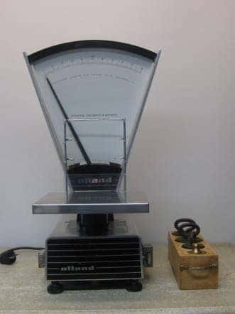 Olland pharmacists balance + weights