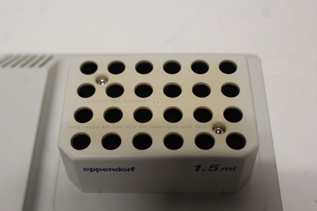 Eppendorf Thermomixer Comfort Shaking Heating Block, image 3